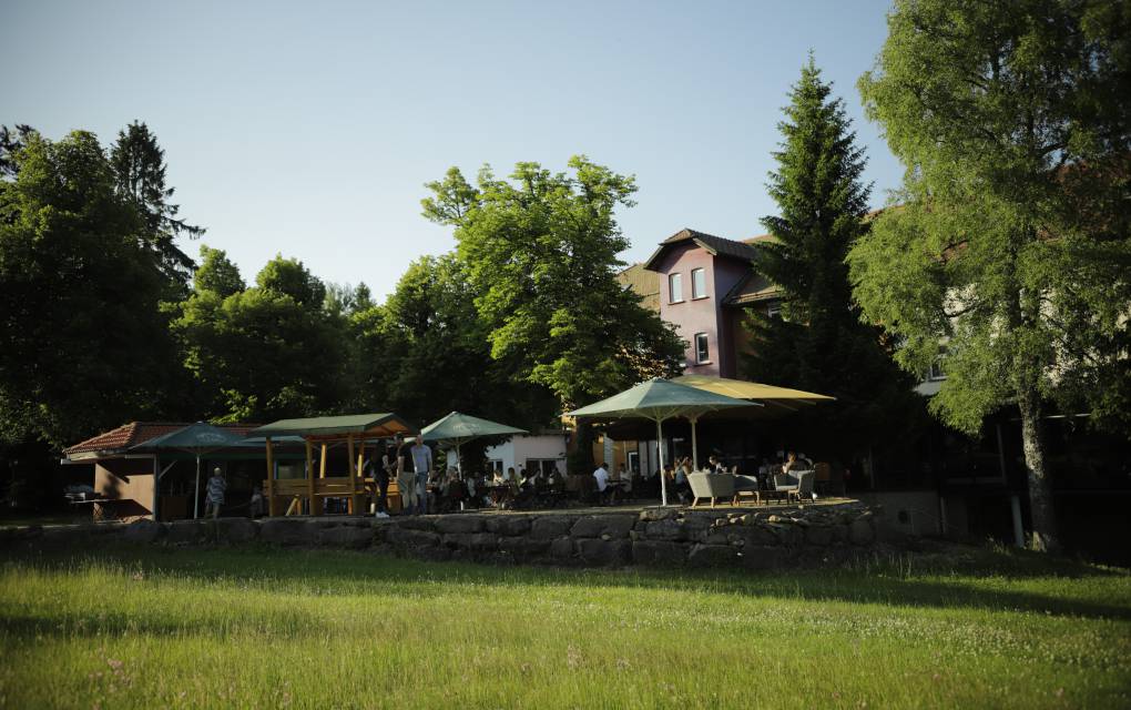 Mitten im Wald. Ganz bei sich: Seit Generationen ein Ort der Einkehr - Natur- & Sporthotel Zuflucht