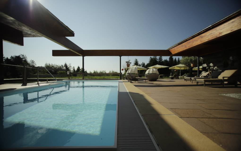 Infinity Pool. Schwarzwaldblick. Stille.: Schwerelose Auszeit - Natur- & Sporthotel Zuflucht